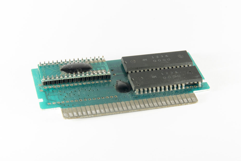 (an electronic chip with transistors.)